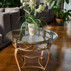 Pending *This Ad Is Up Is Available*Beautiful Design Coffee Table With Glass Top