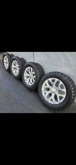 20" Snowflakes w/ 33x12.50R20 tires