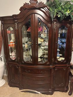Elegant Luxury China Cabinet – Beautiful Carved Wood Design