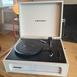 Crosley Voyager Vintage Record Player / Turntable