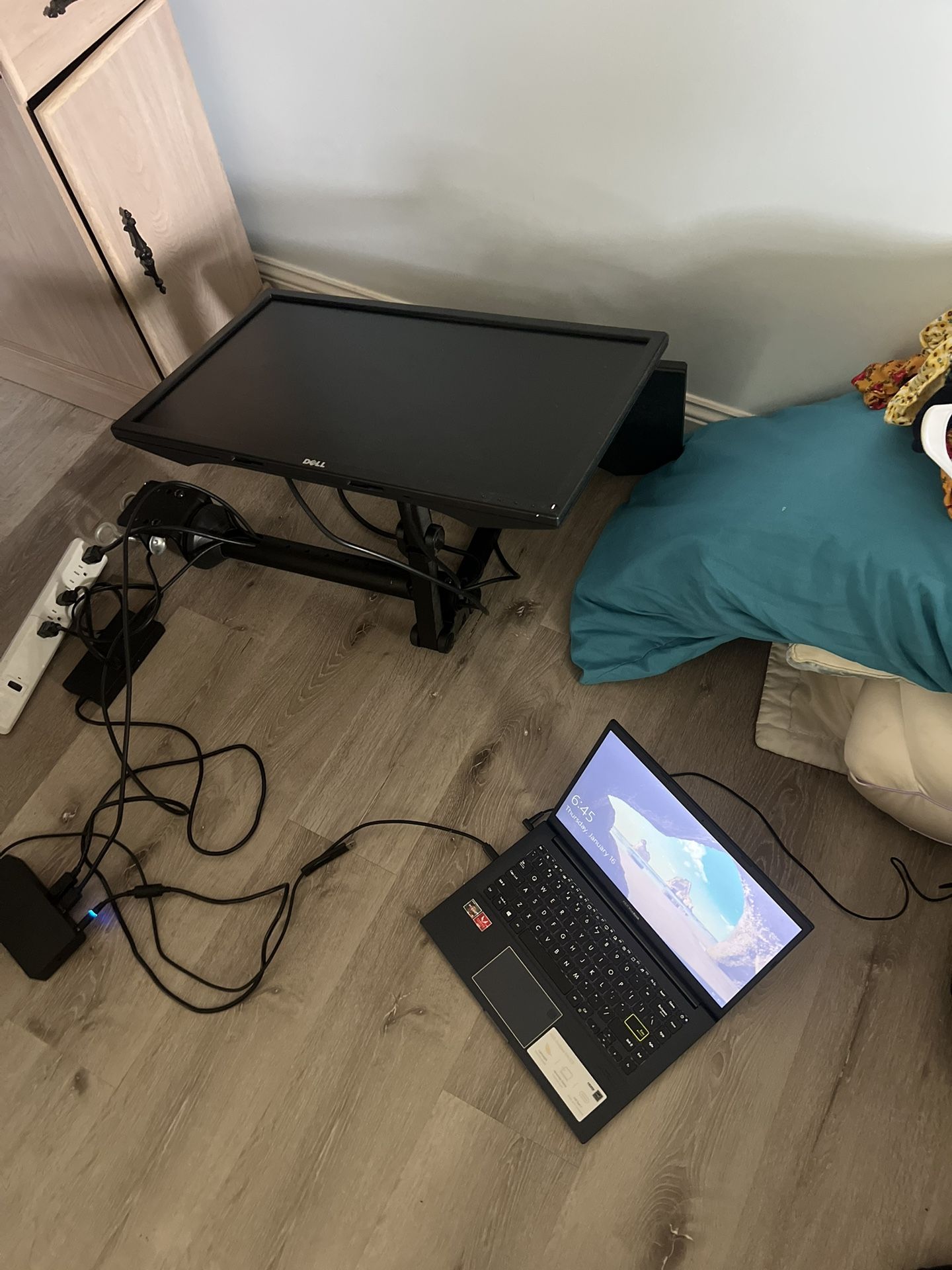 Dell Docking Station D6000 And Two Monitors