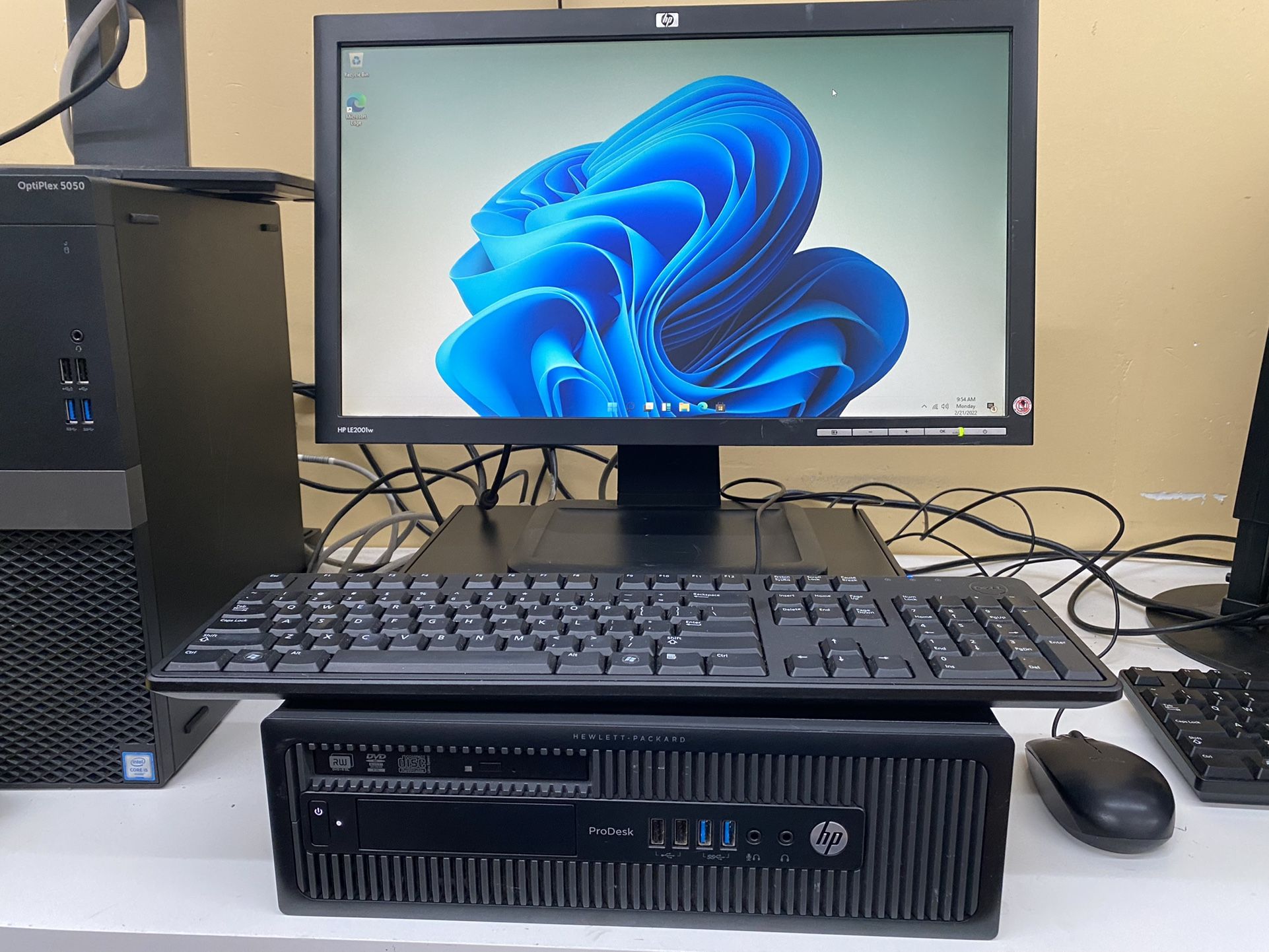 Beautiful Desktop set, hp ProDesk 600 G1,, 250gb , Hard drive , 20" hp Monitor, WiFi card, windows 11 Pro , 8gb ram, cables , keyboard and mouse. The