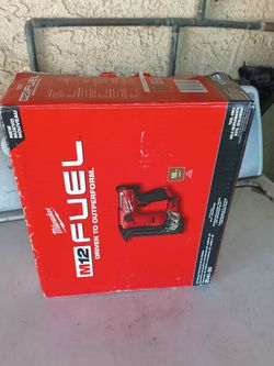 Milwaukee
M12 FUEL 12-Volt Lithium-Ion Brushless Cordless 18-Gauge 1-1/2 in. Compact Brad Nailer (Tool Only