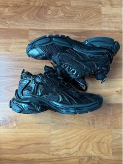 Black balenciga runner
