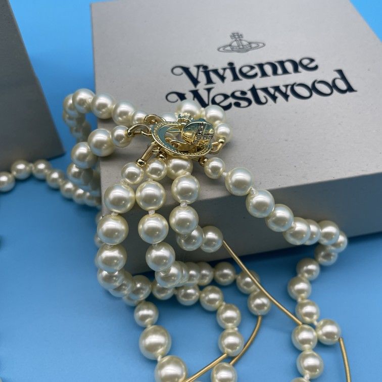 Vivienne Westwood Irregular Three Row Pearl Bas Relief Choker in gold