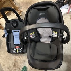 Peg Perego Primo Viaggio car seat with two bases