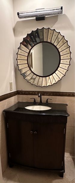Tradicional-style powder room vanity
