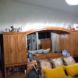 Queen Bedroom Set In Good Shape Or Make  Razonable Offer 