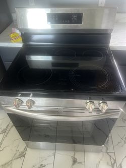 Frigidaire 30-in Glass Top 5 burners 5.3-cu ft Freestanding Electric Range Fingerprint Resistant