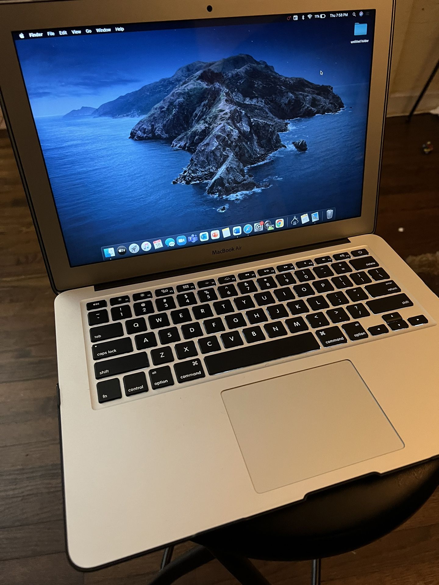 Apple MacBook Air (LIKE NEW)