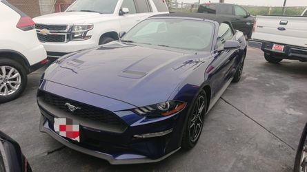 2019 Ford mustang convertible año automático. Convertible motor 4 cilindros turbo.