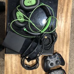 XBox One Console Bundle With Wired Turtle Beach headphone