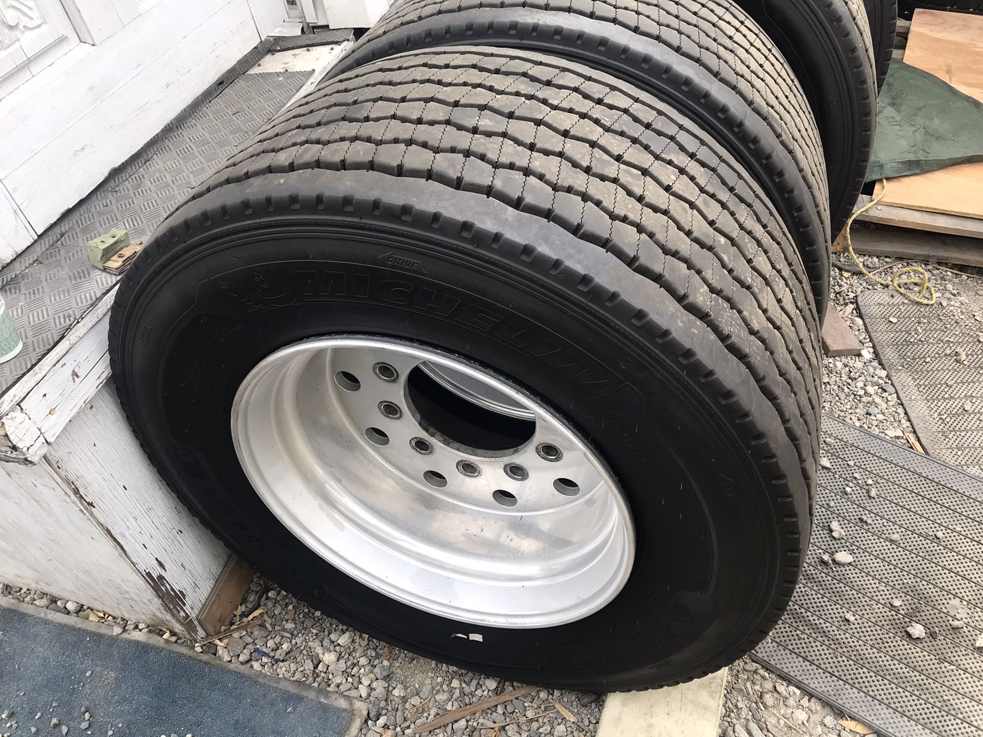 Super Single tires for big rig Michelin 445/50R/22.5 for Sale in