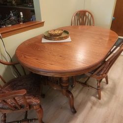 Gorgeous dining table set! High quality, oval,  expandable, w/4 chairs, 
& 4 self-storing inserts.