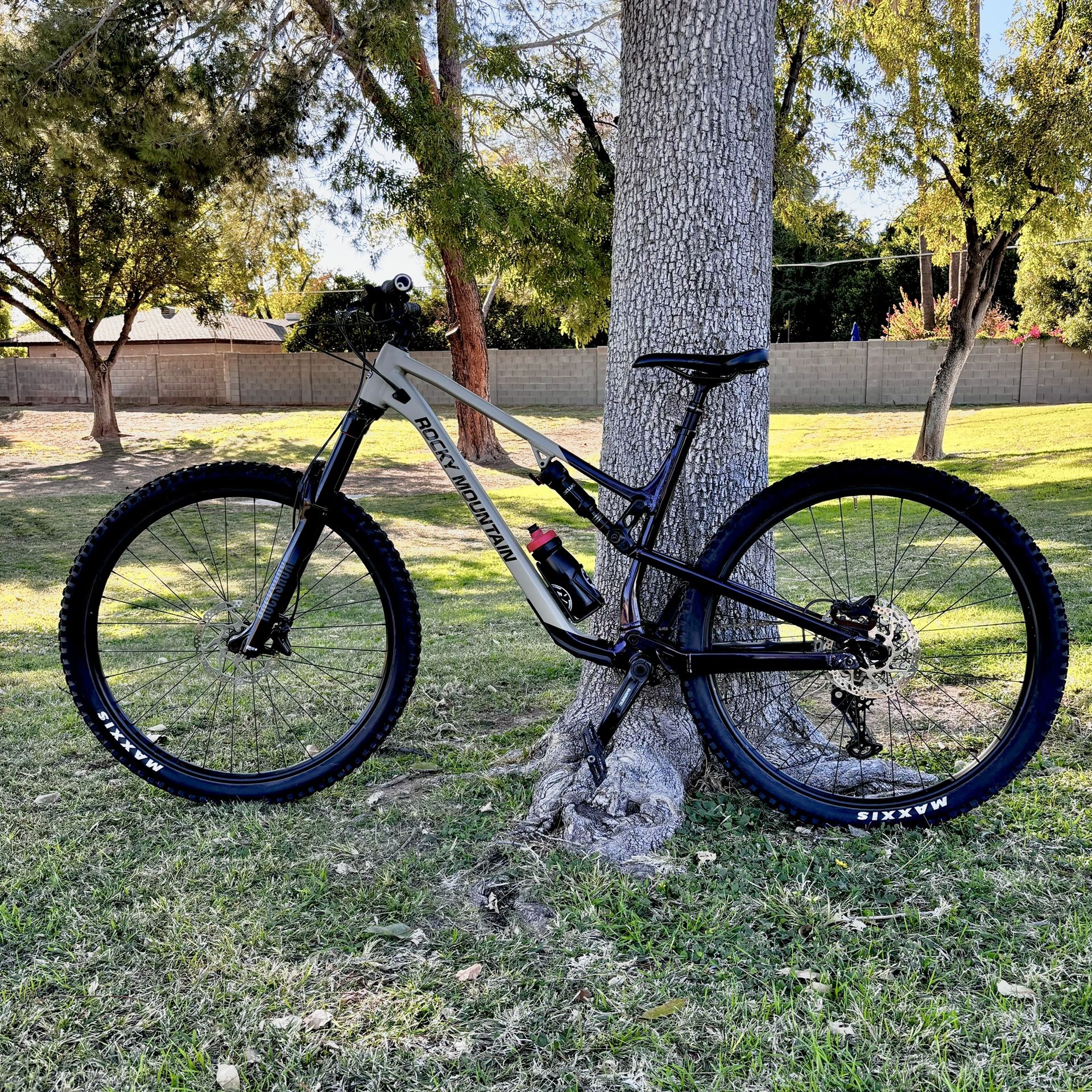 Rocky Mountain Men’s XL Mountain Bike