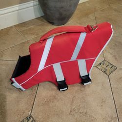 Dog life jacket size https://offerup.com/redirect/?o=bGFyZ2UuTkVX. Secure fasteners with handle.