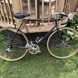 1986 Schwinn Traveler! Not a common color combo. This was the last Traveler with stem shifters! It has a Shimano Light Action drivetrain, Maillard all