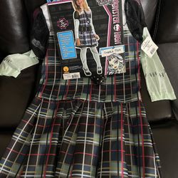 Girls outfit size medium, 8 to 10