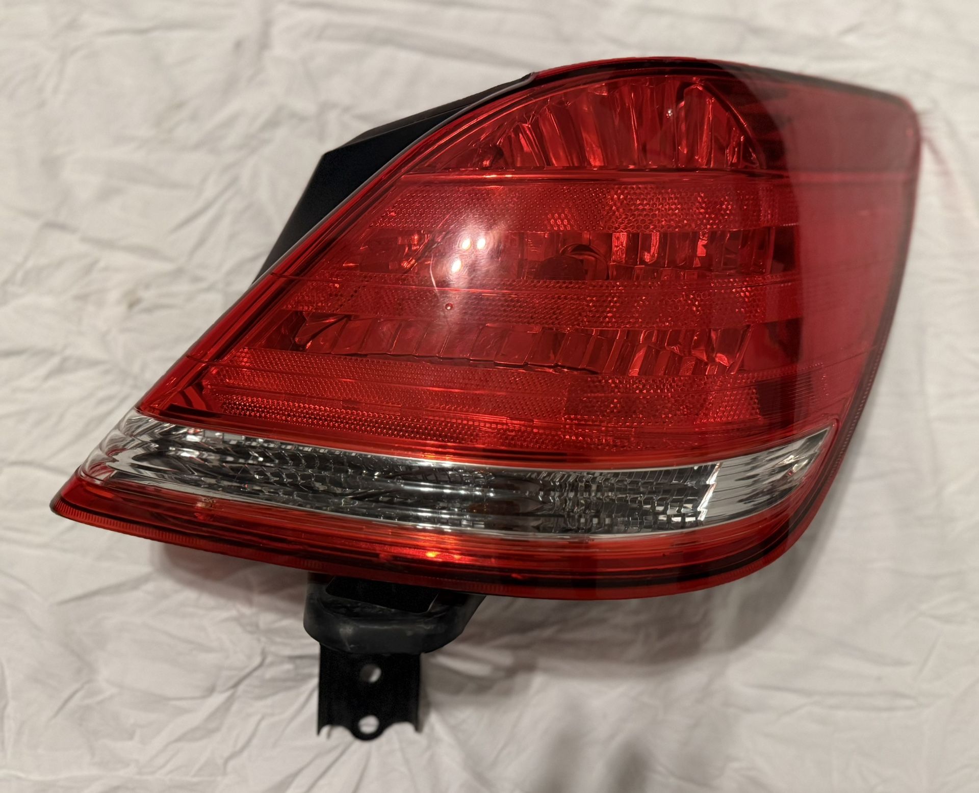 2006 Toyota Avalon Passenger Side Rear Taillight (RH)