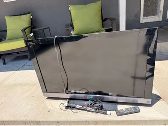 40 inch Sony Television  w Super antenna and remote