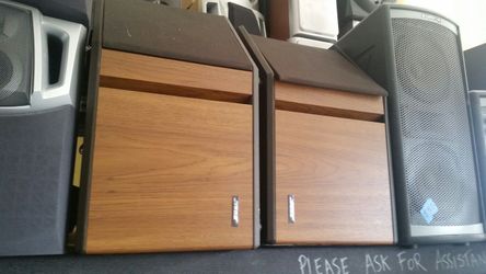 Set of 2 Bose speakers