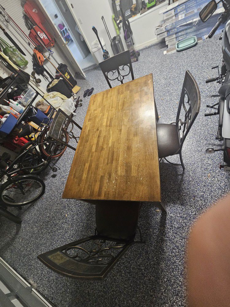 Dining Table W/6 Chairs Good Condition 