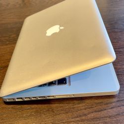 Apple MacBook Pro 13” 2duo 4GB 500GB STORAGE $100