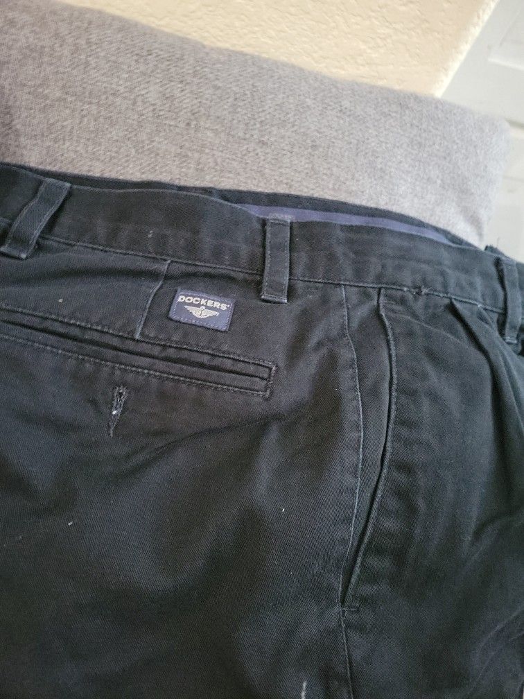 Man's Pants π Size 32x30. Docker