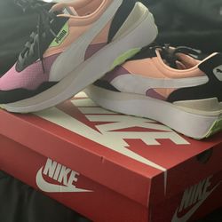 Woman’s Pumas Size 10 