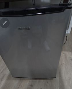 Whirlpool 2.7 Cu. Ft. Stainless Mini Fridge with Freezer – Works Great