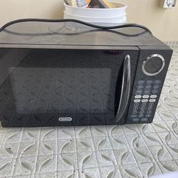 Black Sunbeam 900 Watt Microwave Oven 