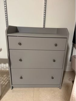 Baby changing table // small dresser drawers