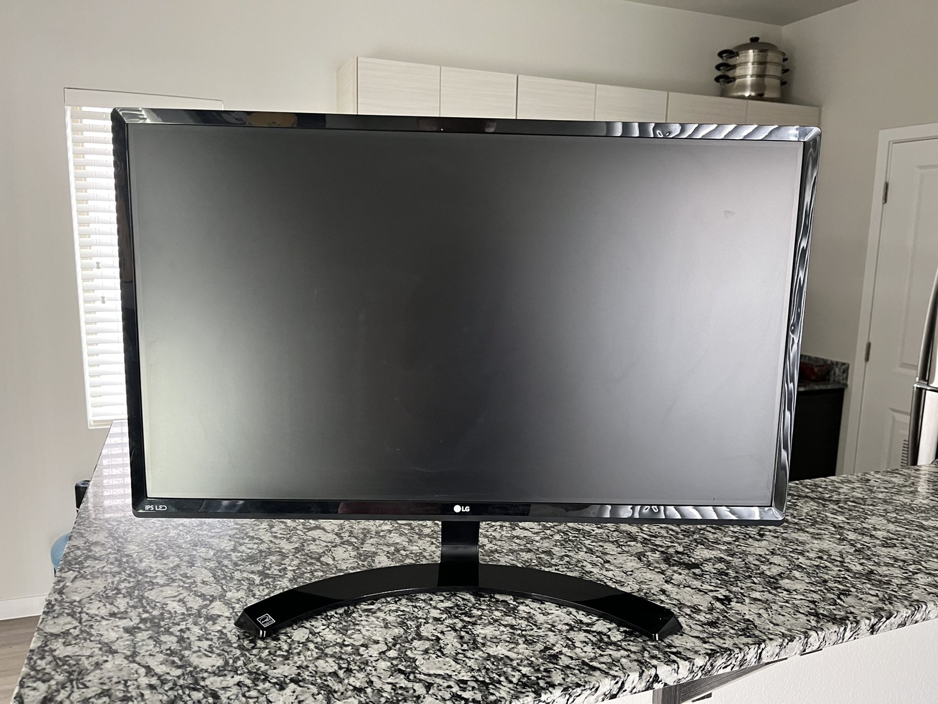 2 Motitors 27” LG Monitors 27mp58vq-p