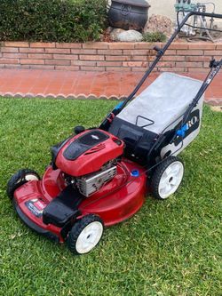 Toro self-propelled 22 inch lawn mower starts right up ready to use