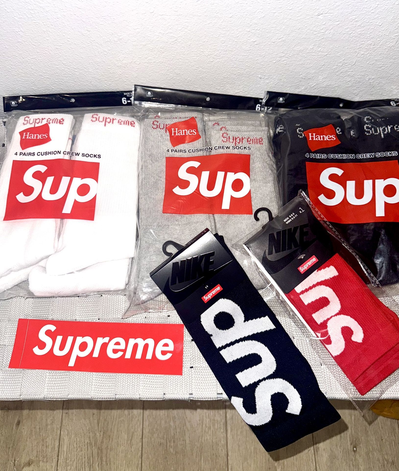 Supreme X Hanes Crew Socks (4 Pack)
