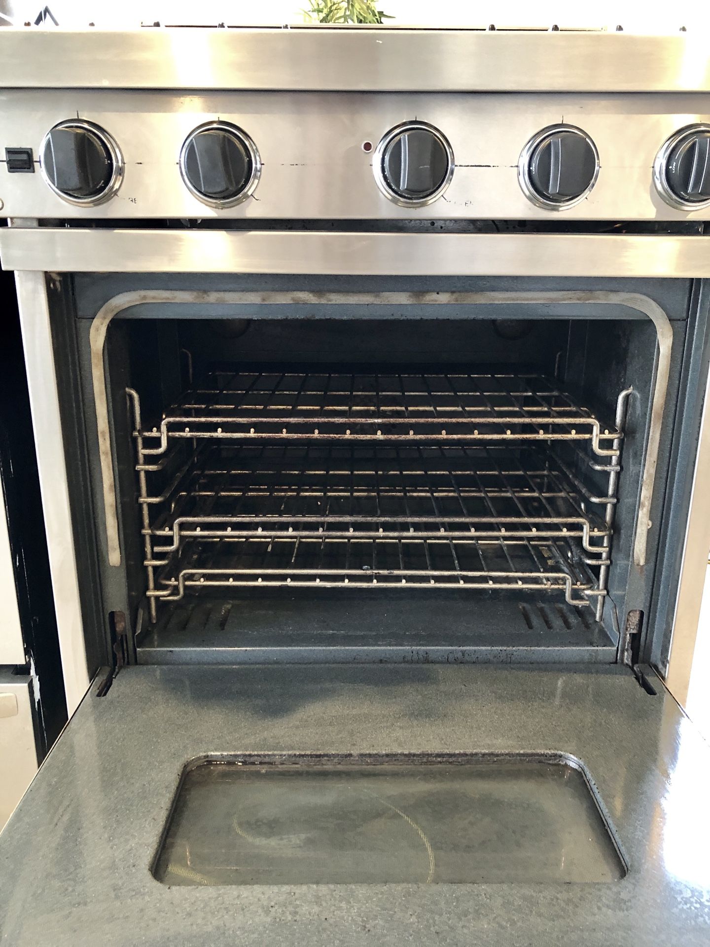 Top Of The Line, Elite Viking Slide in Gas Range w/ Dual Burners! for