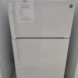 $599(MSRP$1299) GE Top Freezer Refrigerator With Crisper Drawers and Upfront Temperature Controls