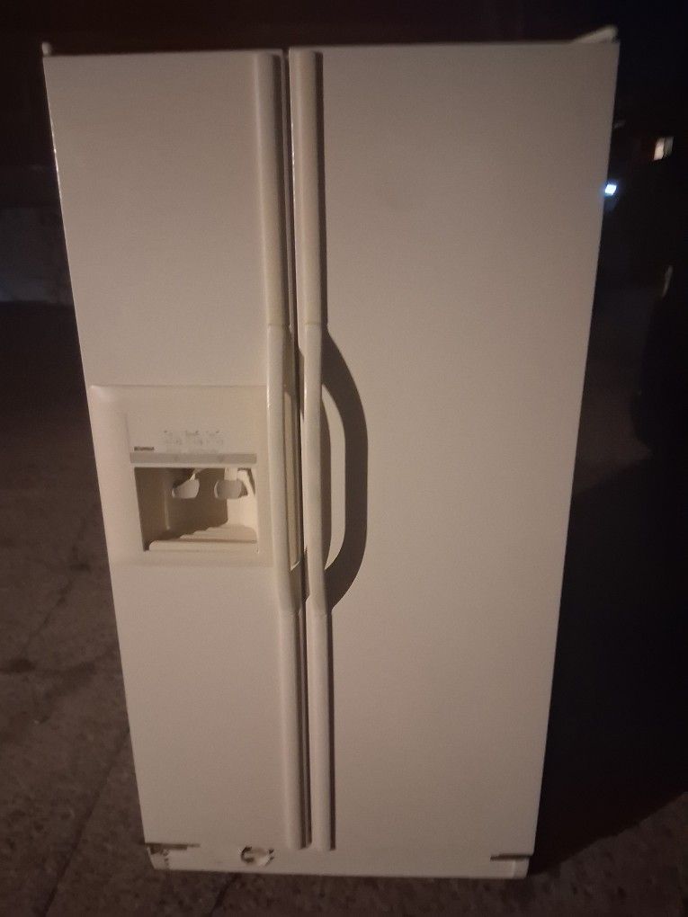 Side By Side Refregerator Works Great