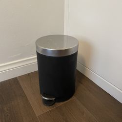 Small Foot Pedal Garbage Can, 1 Gallon, Black 