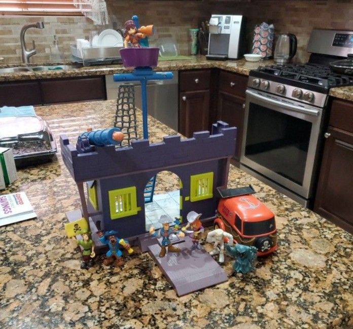 Scooby Doo Pirate Crew Fort Playset With 7 Figures & Car Van