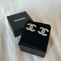 Authentic CHANEL GOLD GOLD CRYSTAL EARRING (100% authentic)