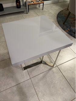 CITY Furniture Axel White High Gloss End Table – Excellent Condition