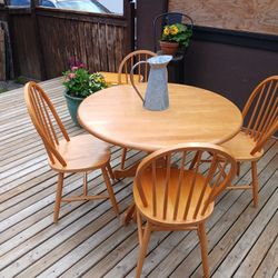 Oak  Round  Pedestal  Table 