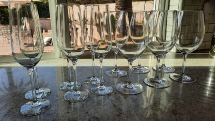 Outdoor dining Acrylic wine glasses and acrylic champagne flutes.