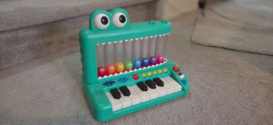 Batton Kids play piano