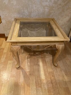 Solid wooden End Table/ see all pictures posted/ pickup in Lake Zurich