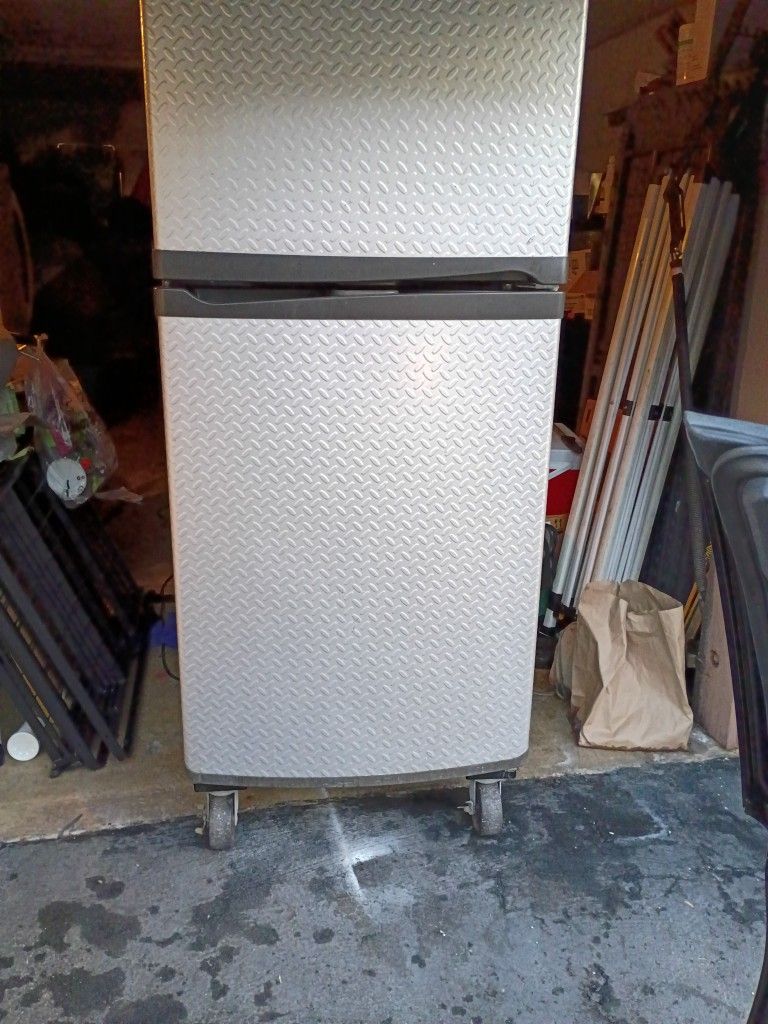 Garage Or Man's Cave Refrigerator Very Good Conditions Super Clean