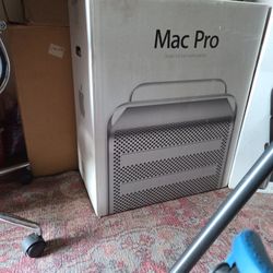 Mac Pro Xeon 64 Bit Workstation W/monitor 
