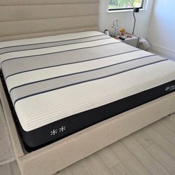 King Serta i series hybrid medium firm Mattress less than a year old was in spare room I also have mattress protection almost new to got with i can de