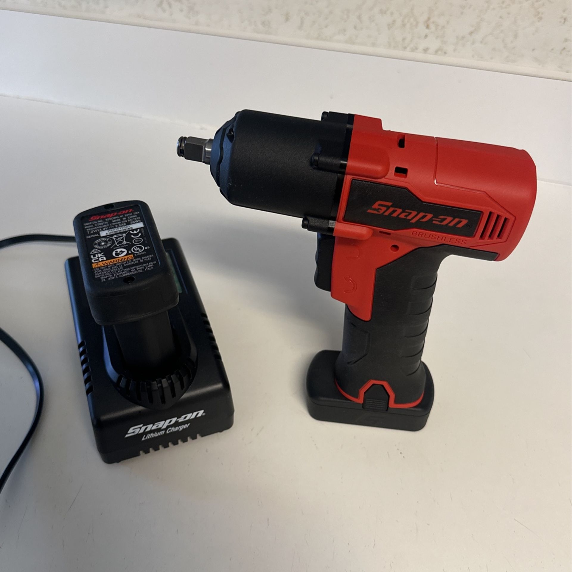 Snap-On CT861 14.4 V 3/8” Drive Cordless Impact Wrench Kit With 2 Batteries Charger 